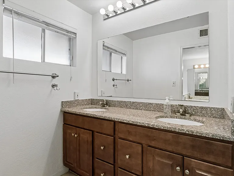 719 E Erie Dr — Photo 18