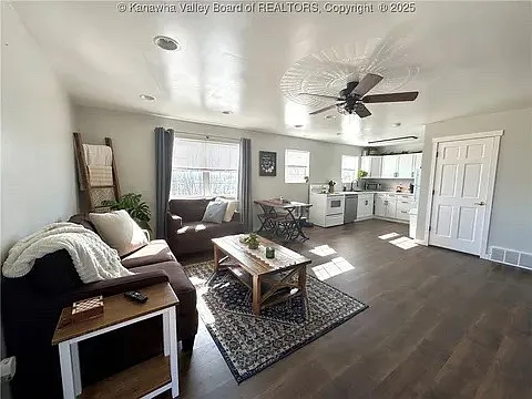 2 bed, 1000 sqft, $1,100 — Photo 2