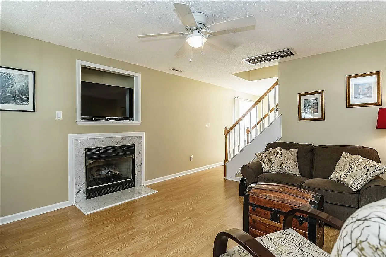 3 bed, 2.5 bath, 1363 sqft, $1,975 — Photo 3