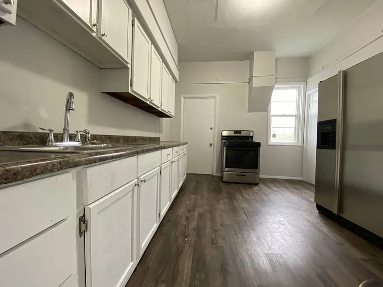 873 Desoto St — Photo 2