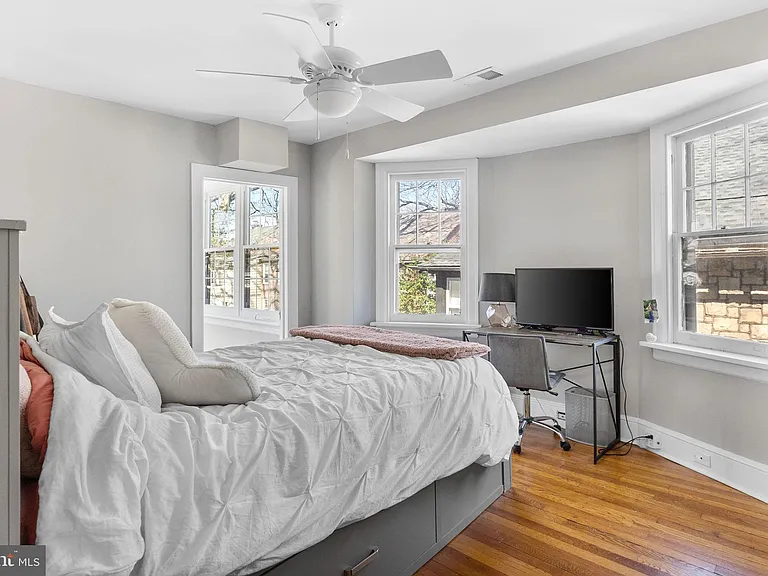 706 W 21st St — Photo 13