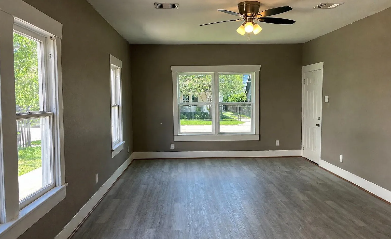 3 bed, 1.5 bath, 1550 sqft, $2,500 — Photo 2