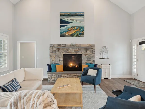 16 Christopher Court, Wolfeboro, NH 03894