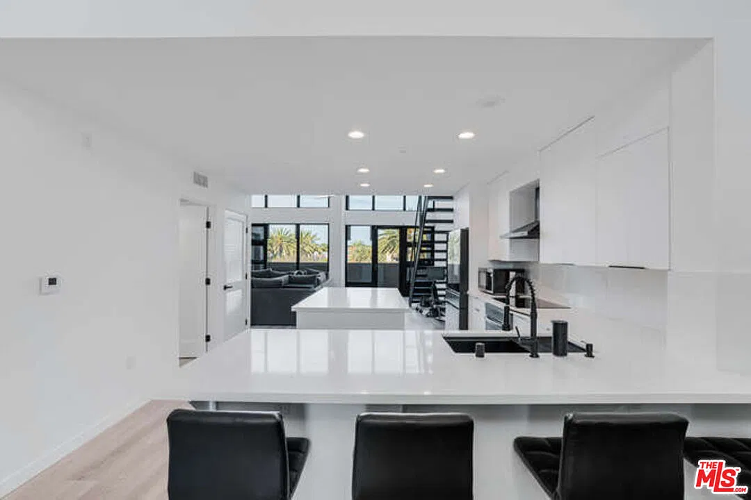 2 bed, 2.0 bath, 1720 sqft, $7,195 — Photo 4