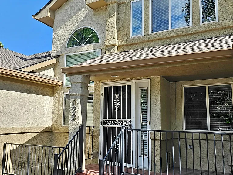 622 Ridgeview Dr — Photo 2