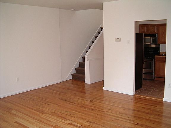 4th image of 2049 Wallace St