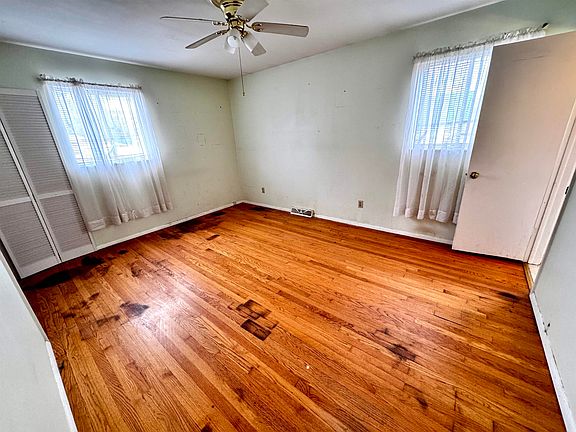 5th image of 728 Elm St