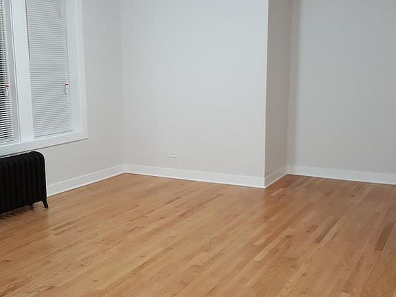 2nd image of 1946 W Montrose Ave APT 11