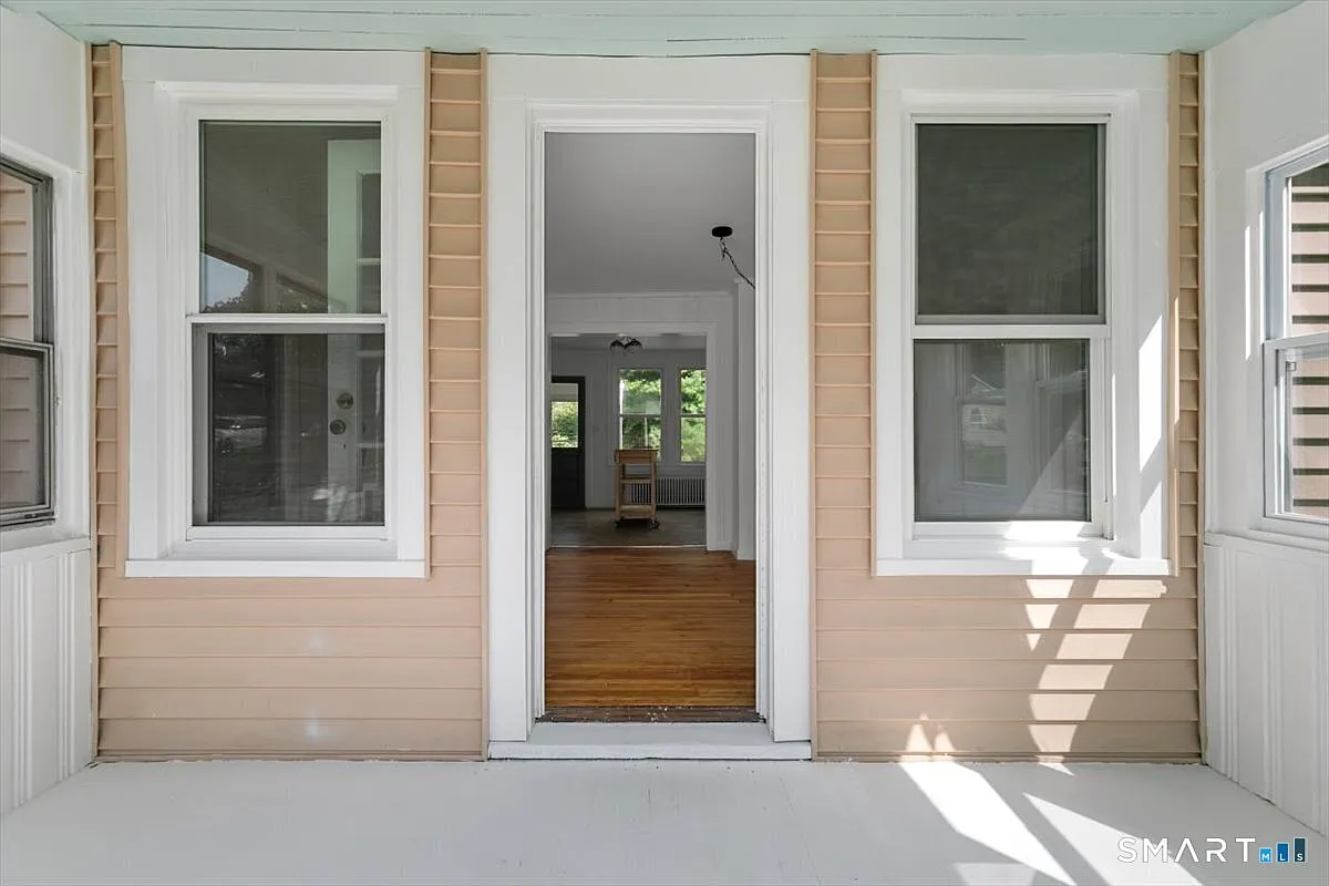 3 bed, 1.0 bath, 1104 sqft, $3,400 — Photo 2