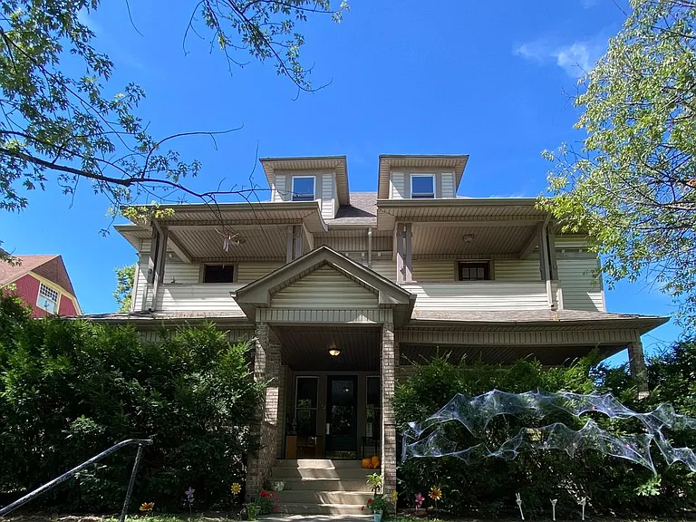 402 S Main St — Photo 1