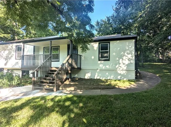 405 S Bellemere Rd, Blue Springs, MO 64015