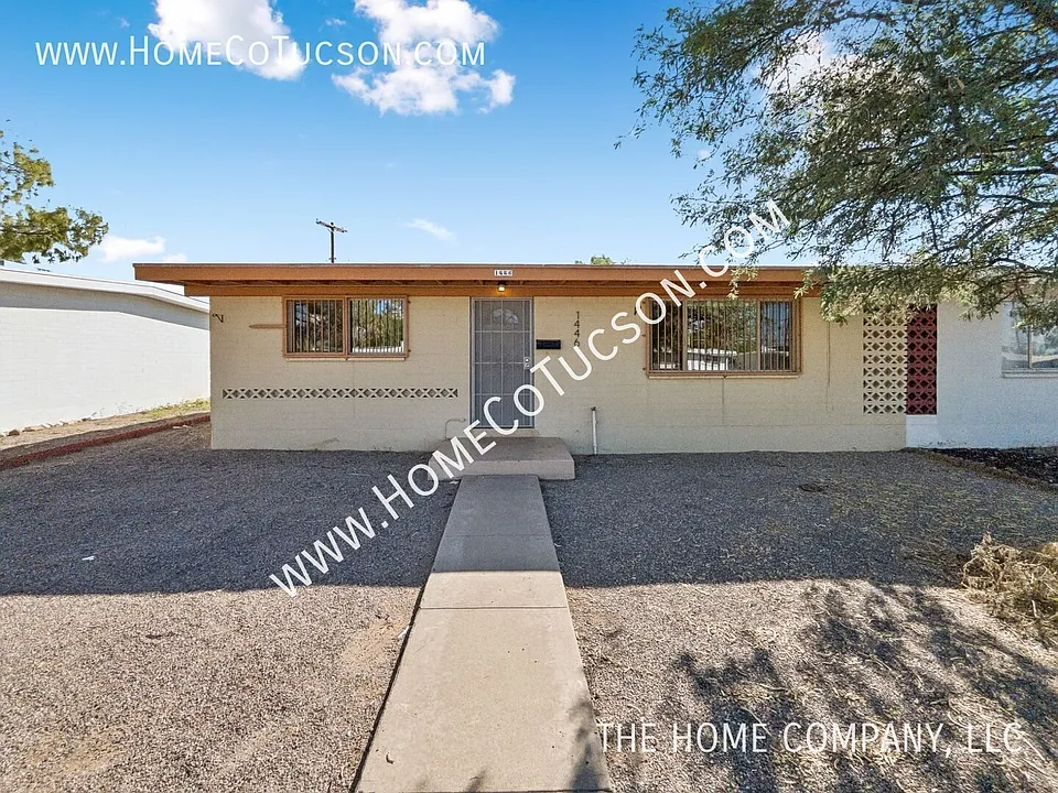 1446 E Iowa Dr