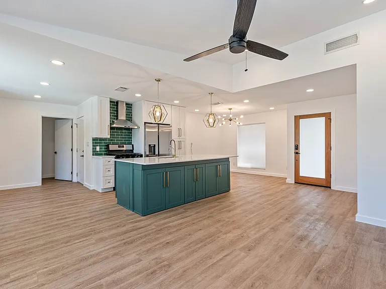 5200 King Charles Dr — Photo 4