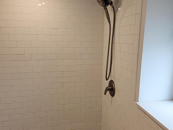 5th image of 226 E Pine St Floor 2