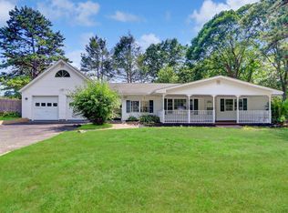 6 Fairfax Dr, Farmingville, NY 11738