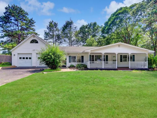 6 Fairfax Drive, Farmingville, NY 11738