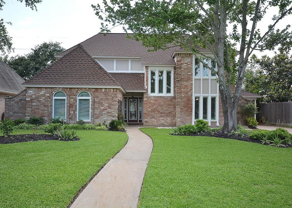 Front view of 2 story French traditional home