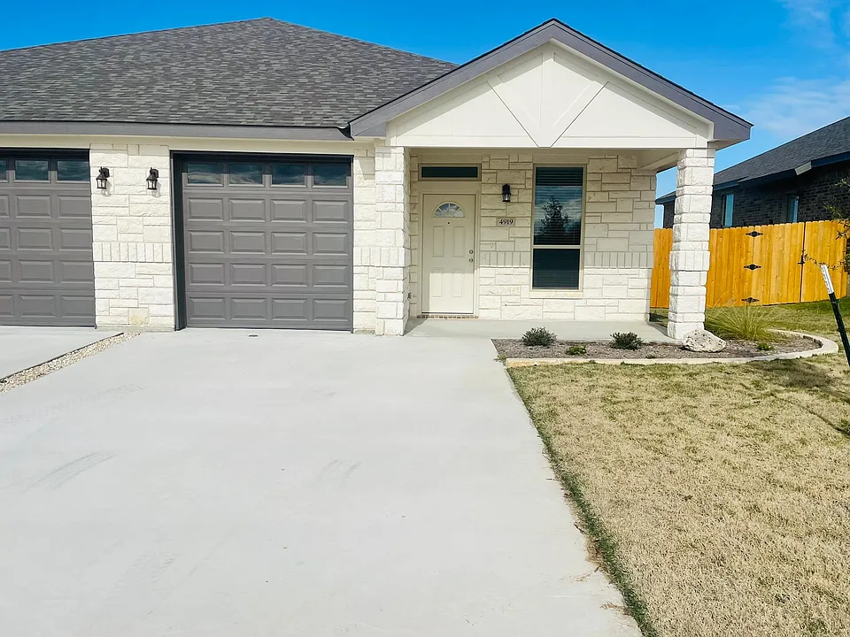 4919 Rose Garden Loop