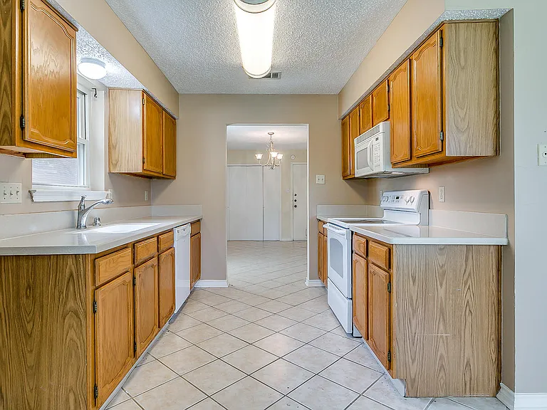 808 Sandhurst Dr — Photo 9