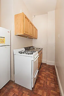 Rented by Perry Associates NYC Inc | media 7