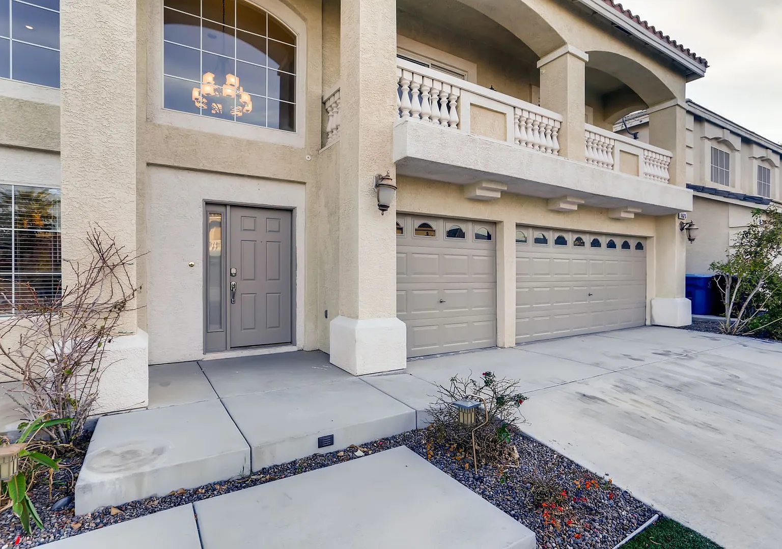 Modern 5-Bedroom, 3-Bathroom Oasis with a 3-Car Garage in the Heart of Las Vegas — Photo 2