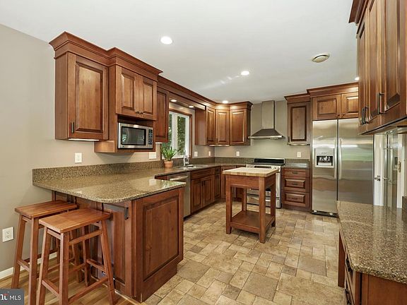 3rd image of 15904 Bradford Dr