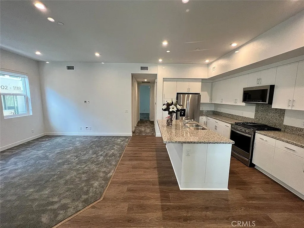 3 bed, 1582 sqft, $4,000 — Photo 3