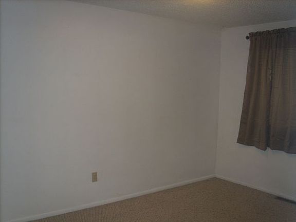 5th image of 2722 Phyllis Cir N
