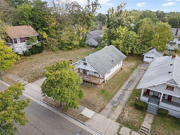4th image of 848 Fess Ave