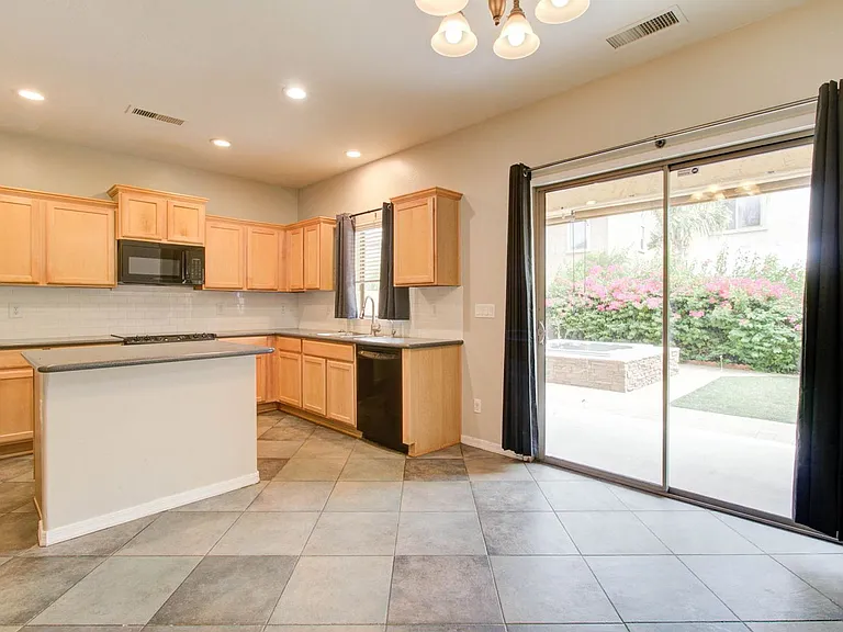 2143 W Marconi Ave — Photo 19