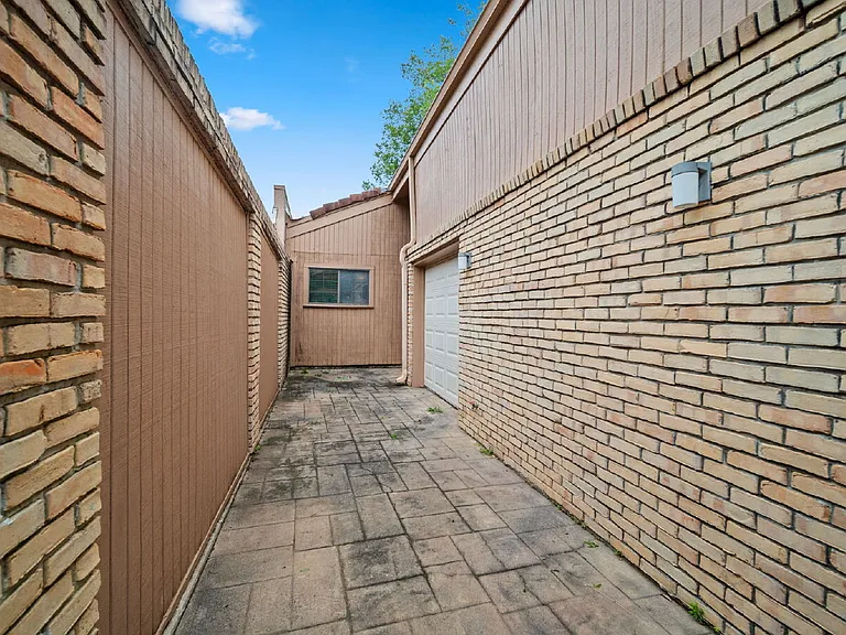 12 Hallmark Dr — Photo 4