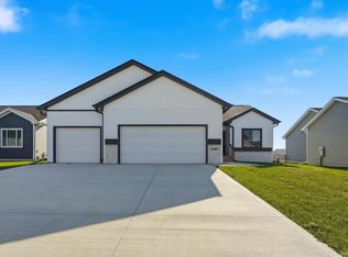 1060 Gray Ave, Waukee, IA 50263