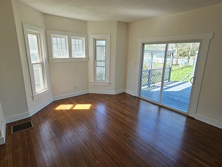 329 Belleaire Ave — Photo 2