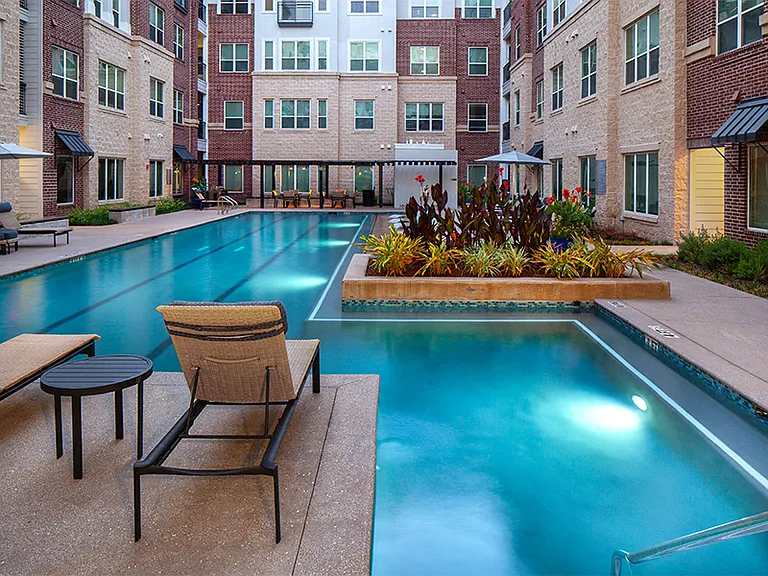 Resort-style pool with sun shelf