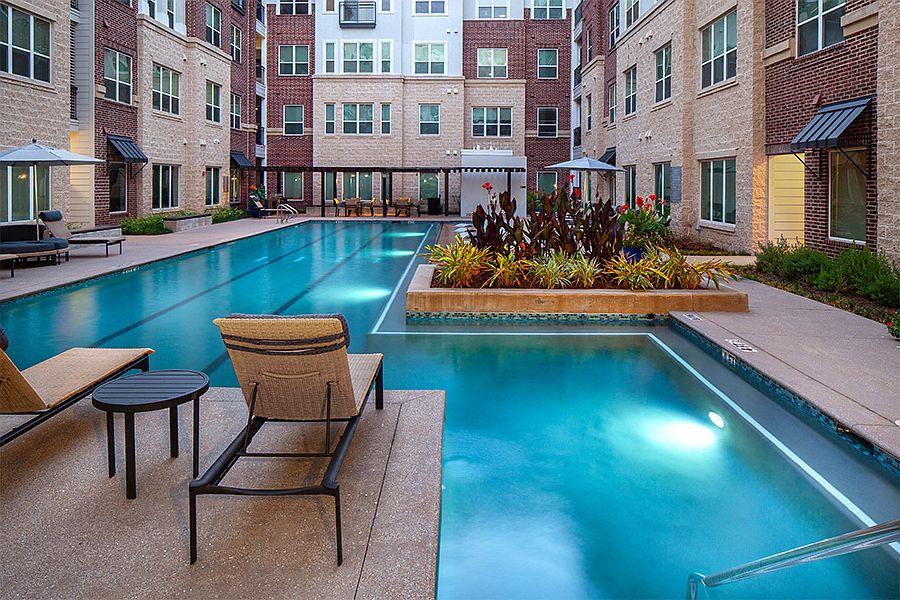 Resort-style pool with sun shelf