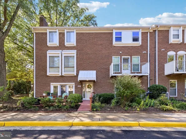 3674 Persimmon Cir, Fairfax, VA 22031