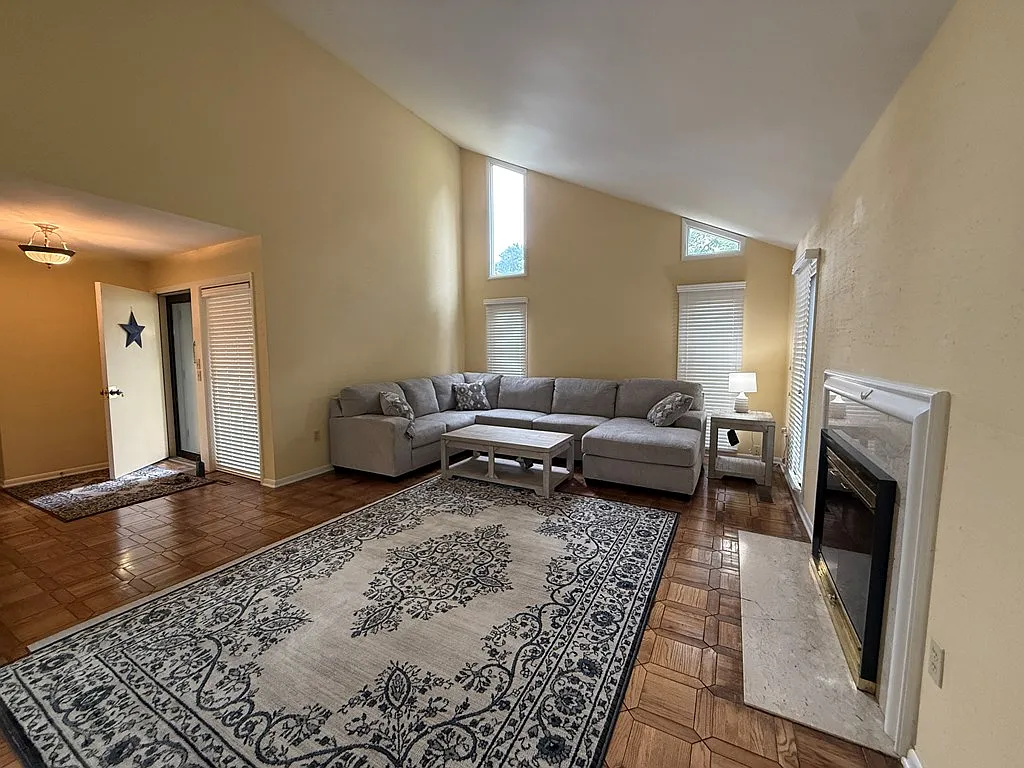 3 bed, 3.0 bath, 2736 sqft, $2,100 — Photo 2