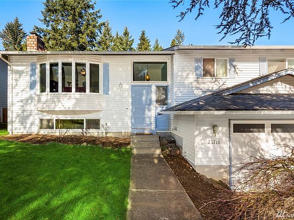 Highly functional split entry living on quiet dead-end street!  