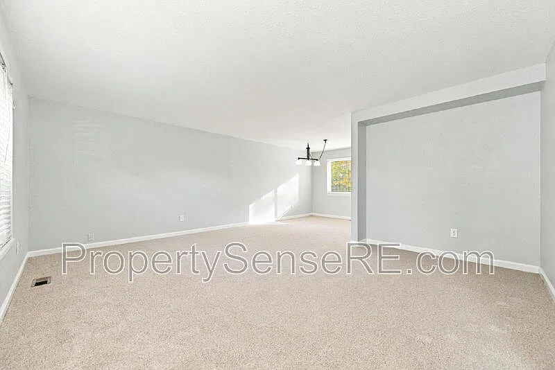 4 bed, 2.5 bath, 2840 sqft, $3,000 — Photo 3