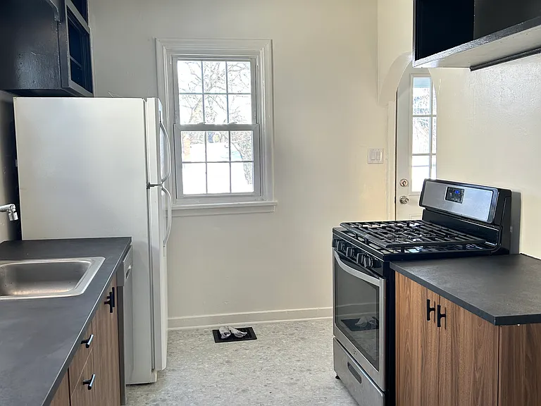 104 6th Pl — Photo 25