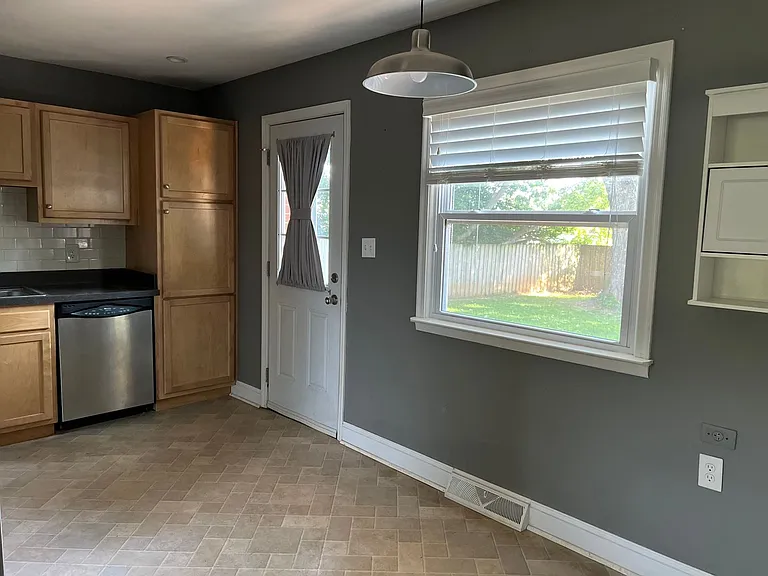 521 Clifton Rd — Photo 5