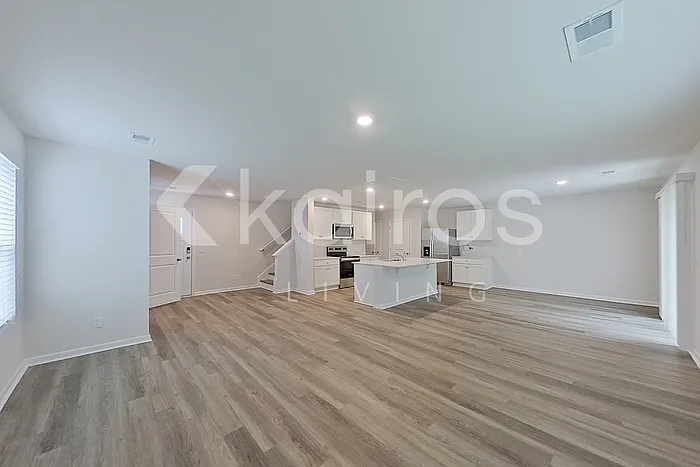 4 bed, 2.5 bath, 1927 sqft, $2,075 — Photo 3