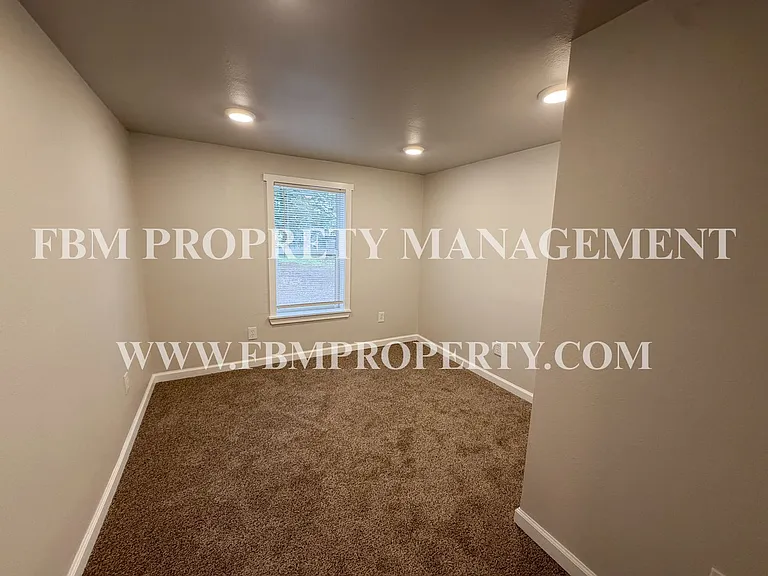 303 E Thompson St — Photo 14