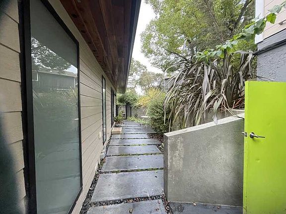 2nd image of 838 Hillcrest Dr