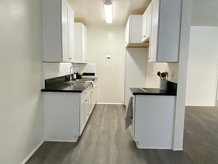 Grismer Cove Apartments — Photo 19