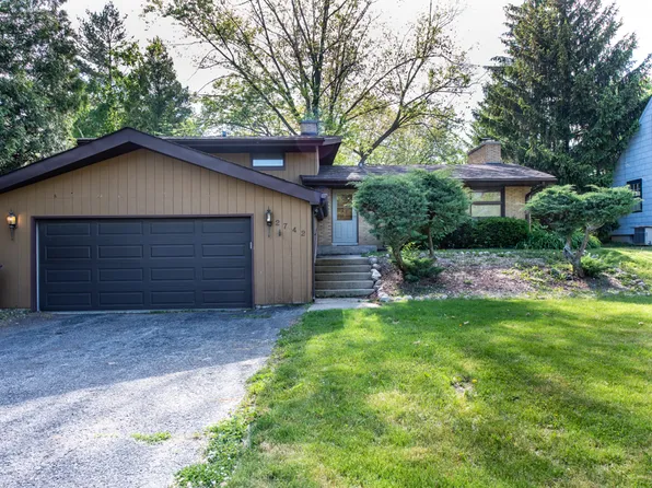 2742 E Bonnie Brook Ln, Waukegan, IL 60087