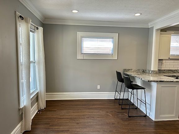 4th image of 977 Oakwood Ave
