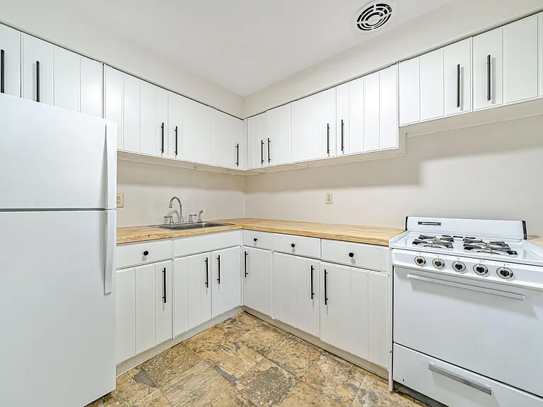Brooklane Manor Apartments — Photo 19