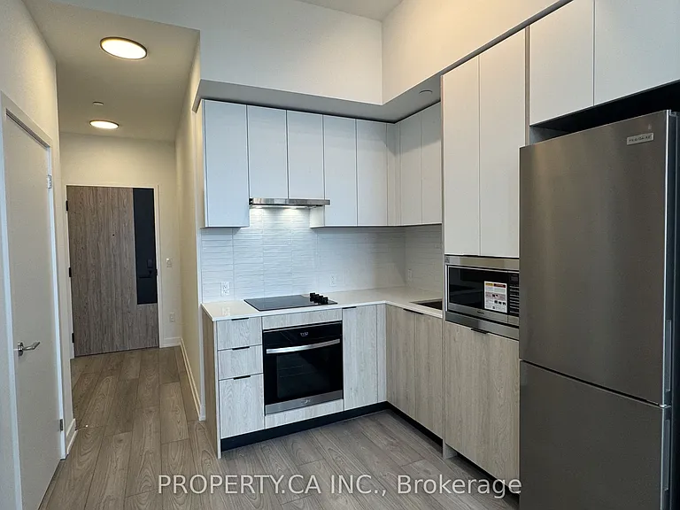 1007 The Queensway #910 — Photo 2