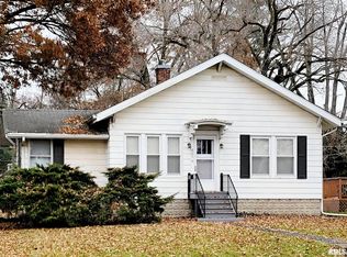 405 Woodlawn Rd, Lincoln, IL 62656